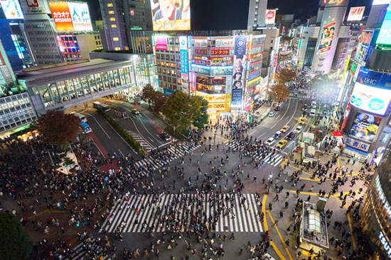  A city intersection with multitudes of people, people who have yet to hear of God's love and the truth of the Bible